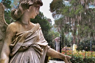 Bonaventure Cemetery Scenic History Art Symbols and Film Tour - Who leads the walk: Shannon Scott and a team built for storytelling