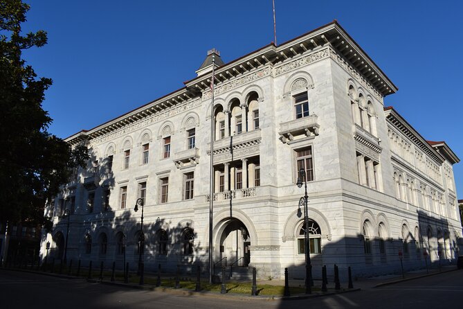 Johnson Square to Independent Presbyterian: A Self-Guided Audio Tour of Savannah - Lucas Theatre, Reynolds Square, Warren Square, Columbia Square, and Juliette Gordon Low