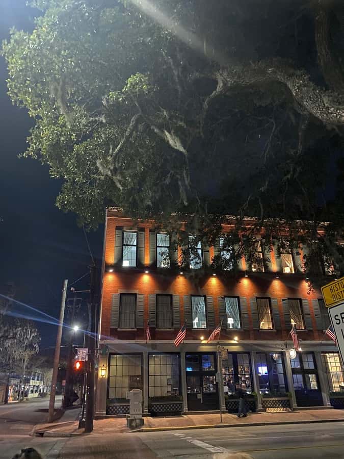 Savannah: Grave Tales Walking Tour - Haunted mansions and historic homes: why the legends feel believable