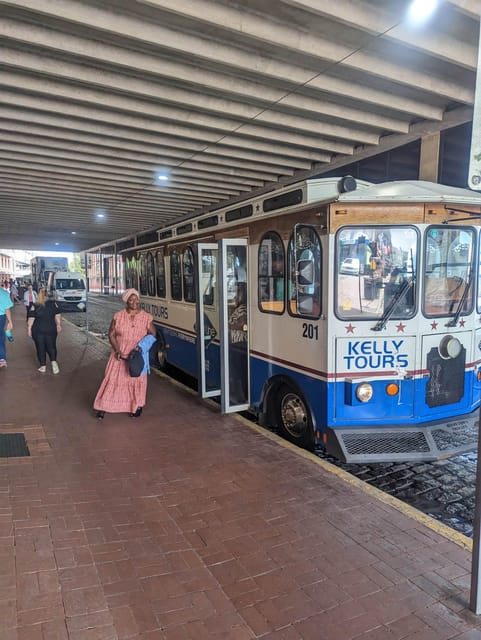 Savannah: Gullah Geechee Tour and Lunch - The 10:30 a.m. Bus Tour: River Street, Factor’s Walk, and Johnson Square