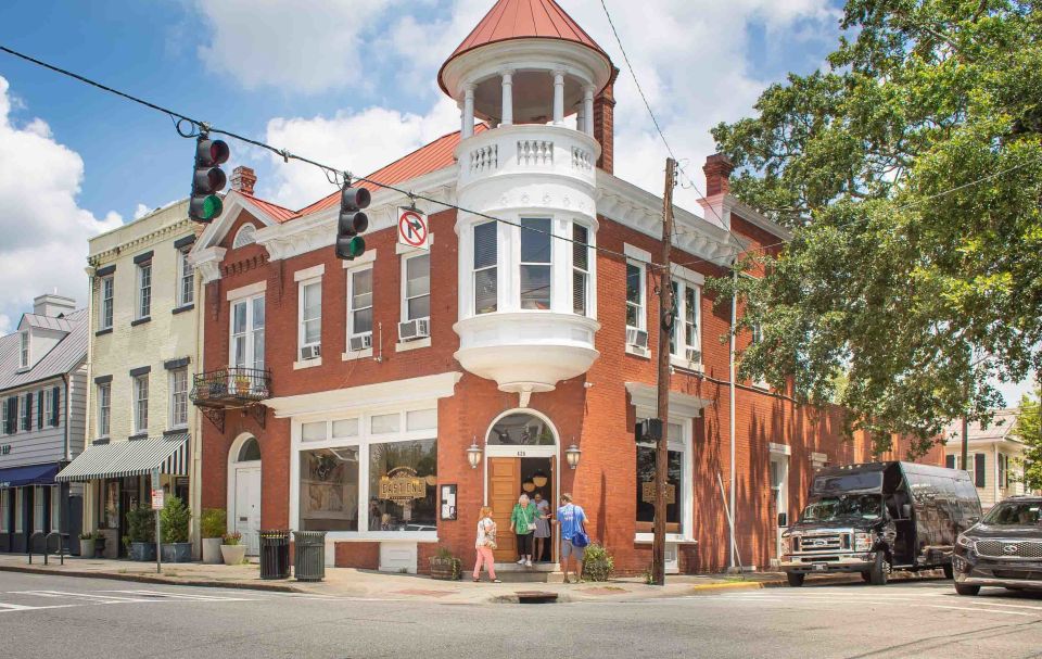 Savannah: Local Favorites Walking Food Tour - Savannah’s squares, food, and why this tour feels different