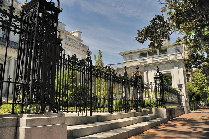 Savannah Stroll: Guided Sightseeing & History Walking Tour of Savannah - Guides, Group Size, and Pacing: What to Expect in Real Life