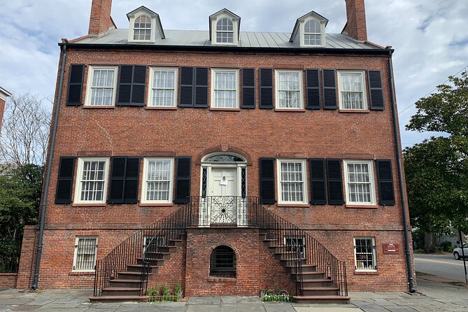 Self-Guided 'Old Squares of Savannah' Solo Walking Tour - Reynolds Square: Olde Pink House and Malaria Memories
