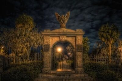 The Grave Tales Ghost Tour in Savannah - Start at Johnson Square, end near Drayton Street