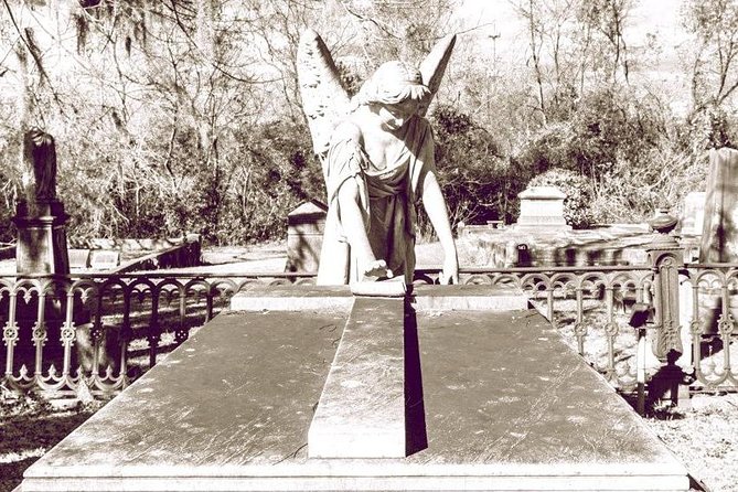 The Hidden Gem Cemetery Tour of Laurel Grove - Your 2-hour walk: from mausoleums to Masons